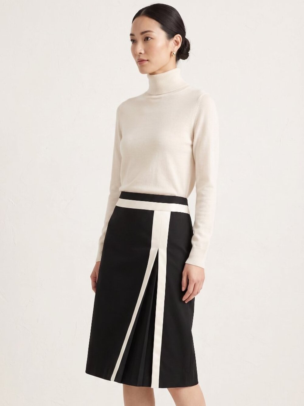 Ropé Chic Black & White Colorblock Skirt with Front Slit - Size 0